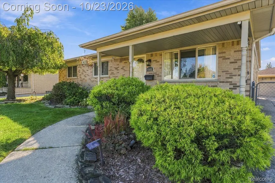 4906 Fairmont CT, Sterling Heights, MI 48310 - #3
