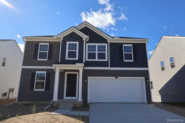 383 Edge Brook DR, Holly, MI 48442