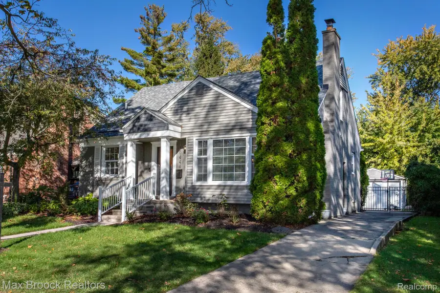 10444 Vernon AVE, Huntington Woods, MI 48070 - #2