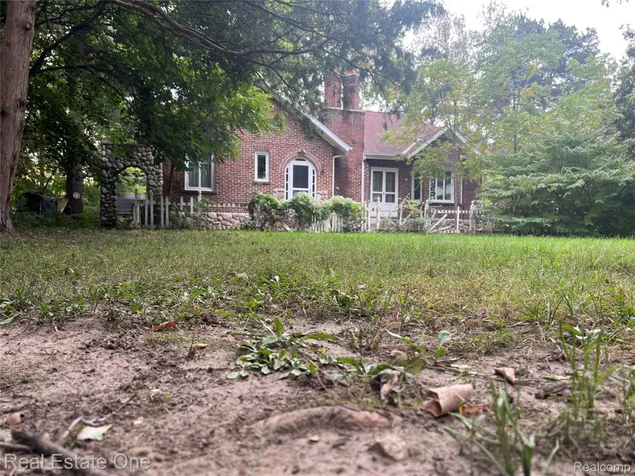 2334 Silver Lake Rd RD, Waterford, MI 48328 - #2