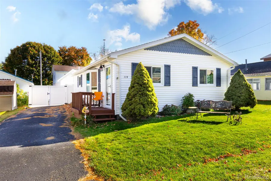 114 Wells ST, Houghton Lake Heights, MI 48630 - #2