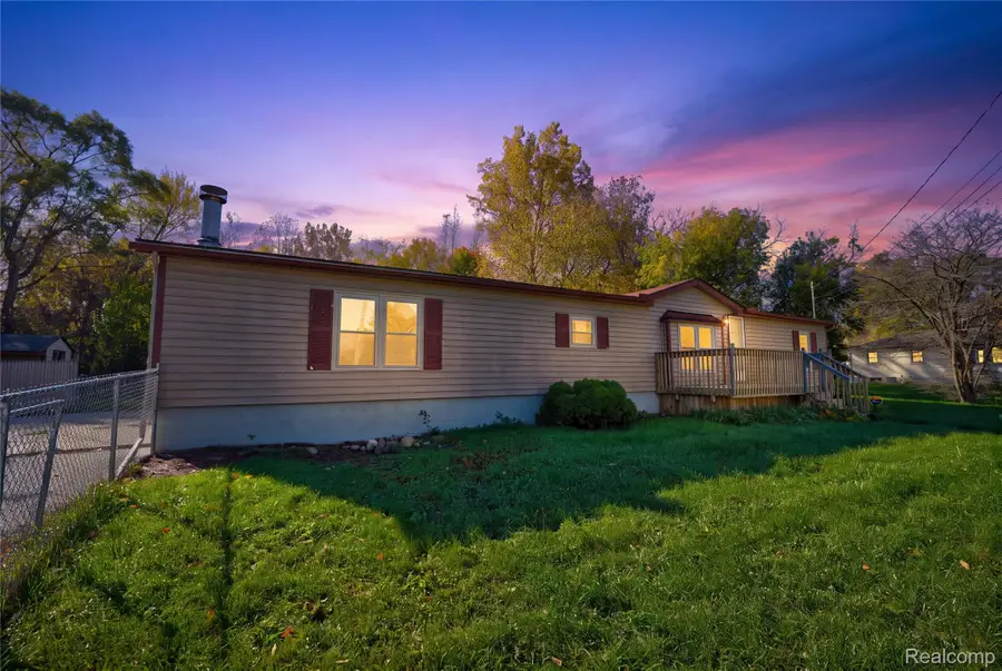 1464 Brady AVE, Burton, MI 48529 - #3