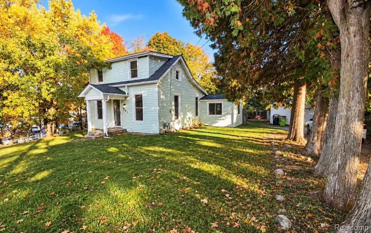 201 4th ST, Fenton, MI 48430 - #1