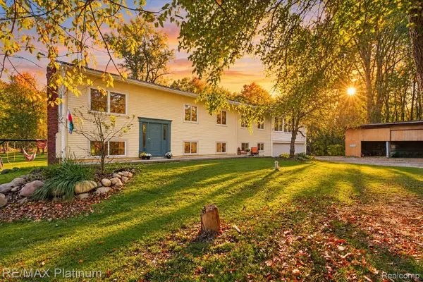2805 Harmony LN, Milford, MI 48380