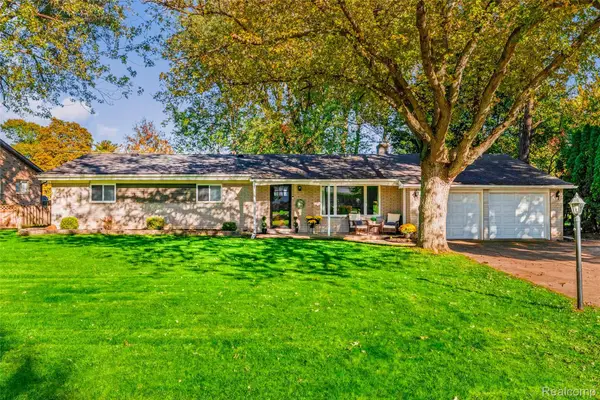 28731 Elbamar DR, GrosseIle, MI 48138