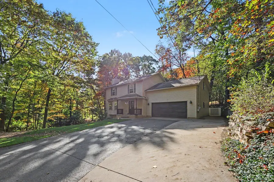 8915 Onandaga RD, Clarkston, MI 48348 - #3