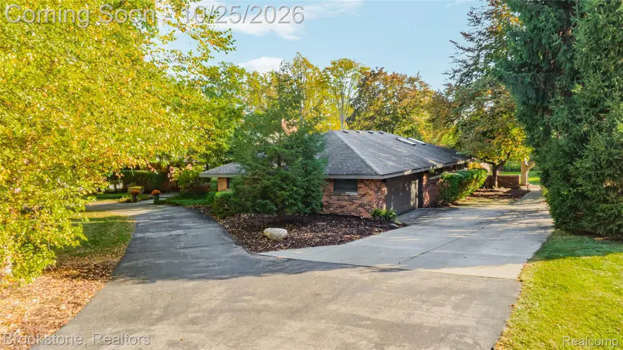 3845 Lincoln RD, Bloomfield, MI 48301 - #3