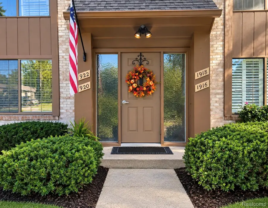 1922 White Birch ct. CT, Rochester Hills, MI 48309 - #2