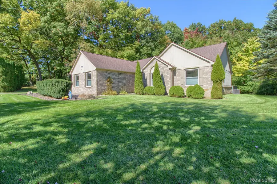 8845 Dann DR, Brighton, MI 48114 - #2