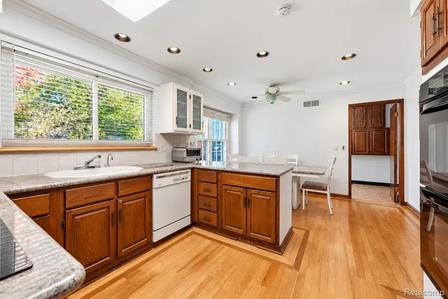 27770 Arlington DR, Southfield, MI 48076 - #2