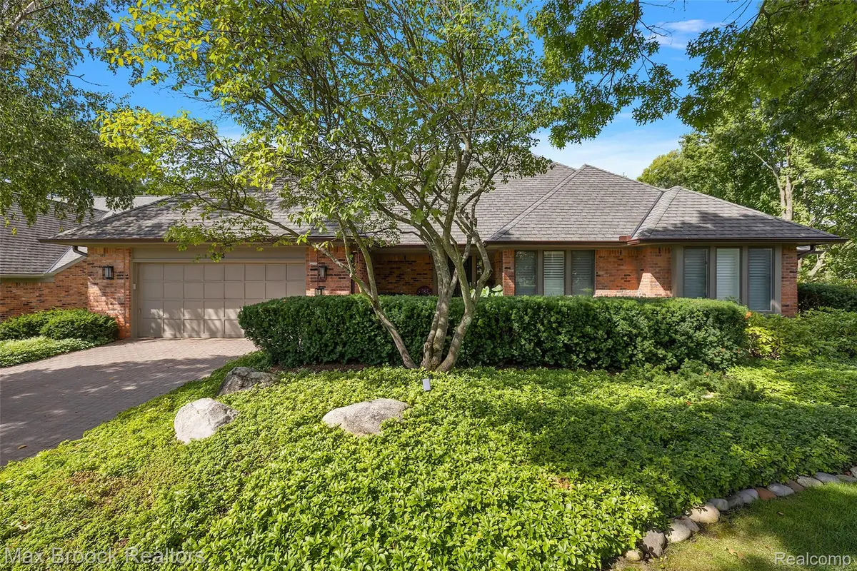 233 Norcliff DR, Bloomfield, MI 48302 - #1