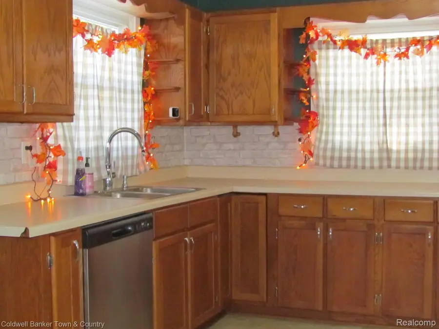 2115 Sandalwood DR, Burton, MI 48519 - #2