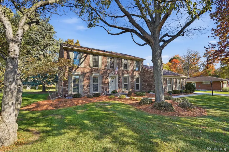 31770 Staman CIR, Farmington Hills, MI 48336 - #2