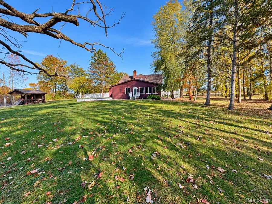 7249 HACKETT RD, Saginaw, MI 48602 - #2