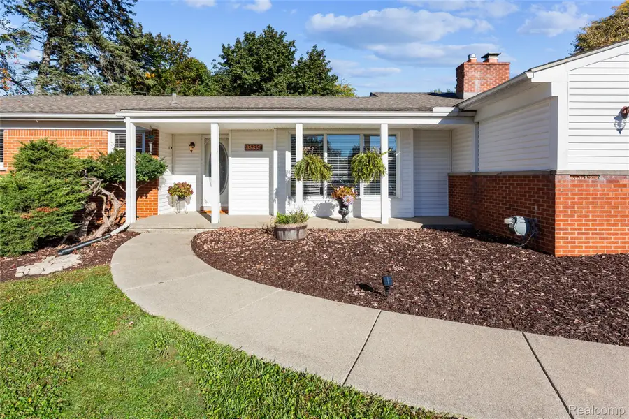 32350 Craftsbury CT, Farmington Hills, MI 48334 - #3