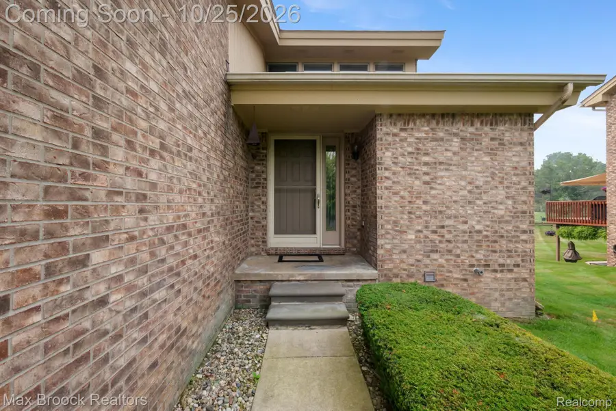 4723 Fairway CT, Waterford, MI 48328 - #2
