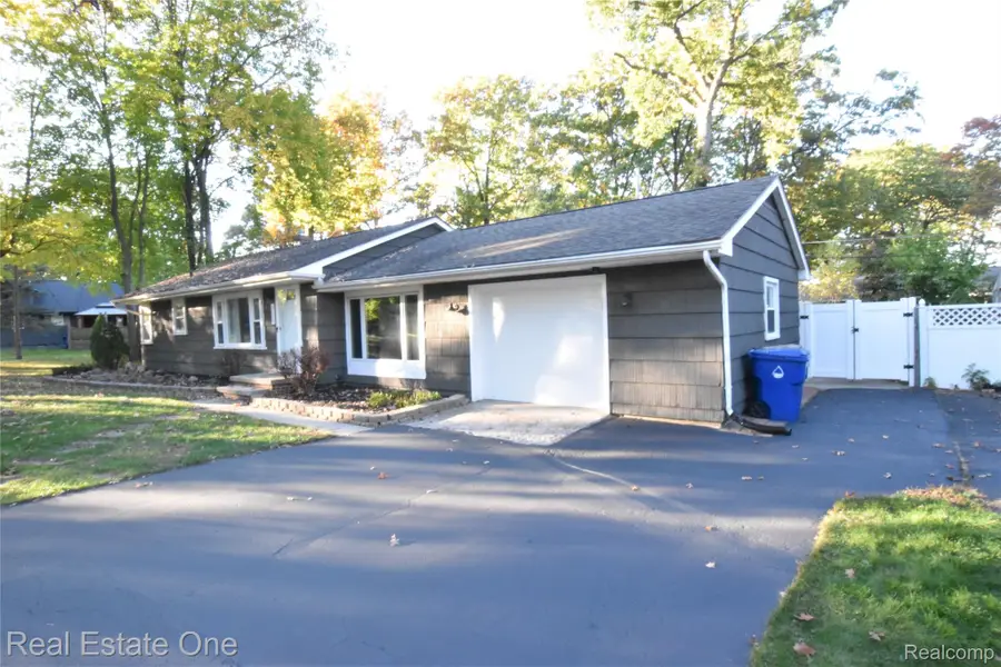 5674 Brunswick BLVD, Waterford, MI 48327 - #2