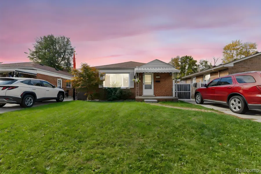 8345 Robindale AVE, Dearborn Heights, MI 48127 - #2