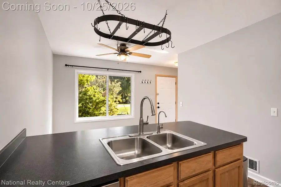 3325 Signet DR, Waterford, MI 48329 - #2