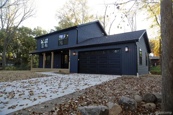 676 Pontiac DR, LakeOrion, MI 48362
