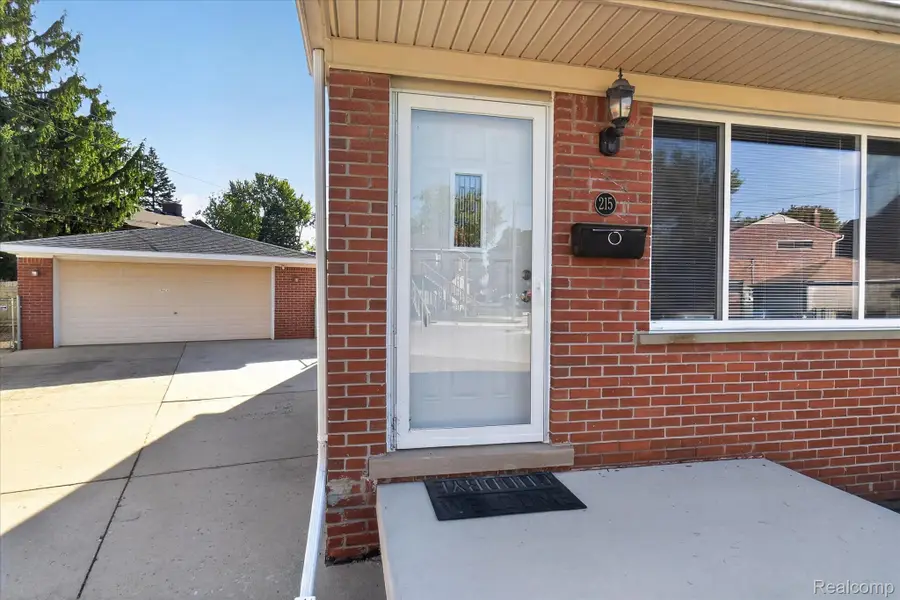 215 Edcliff CT, Wyandotte, MI 48192 - #2