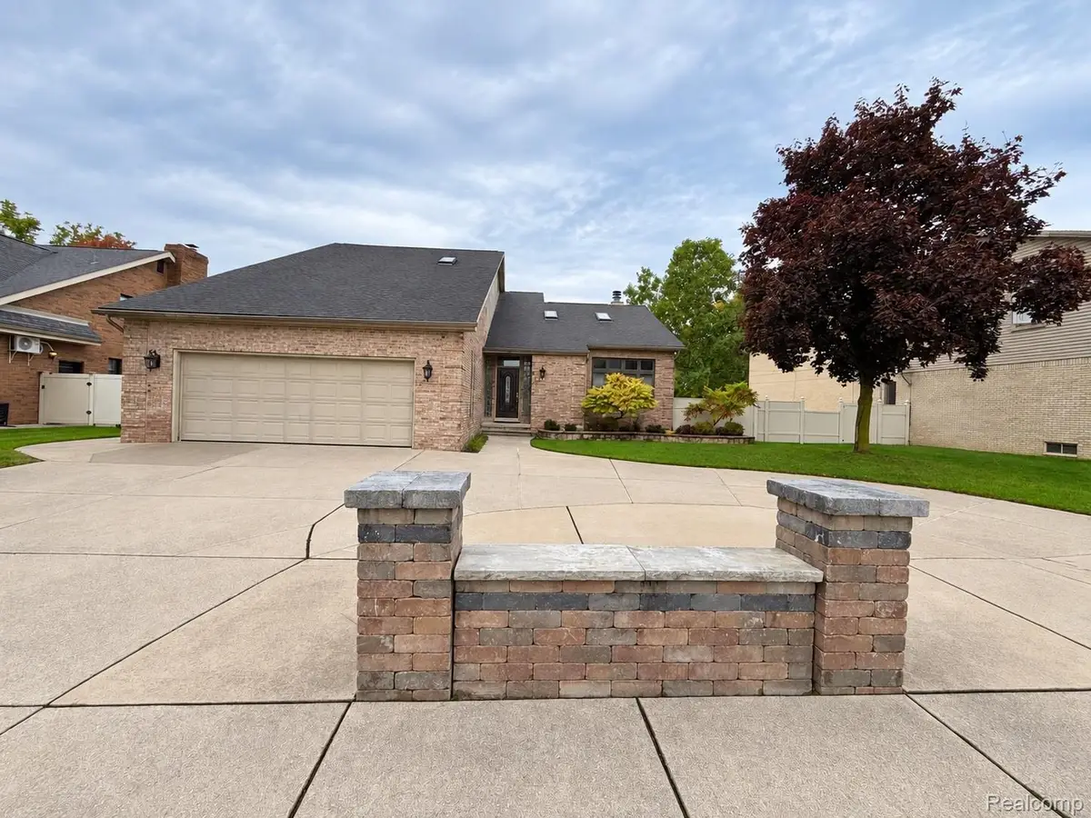 437 N Charlesworth ST, Dearborn Heights, MI 48127 - #1