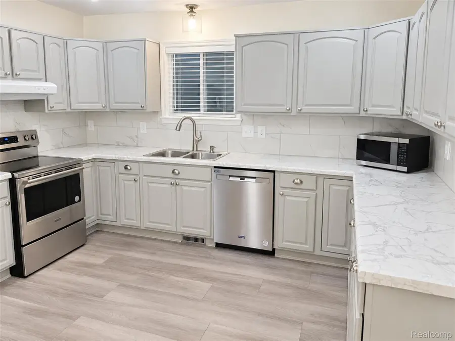 4356 N Elms RD, Flushing, MI 48433 - #3