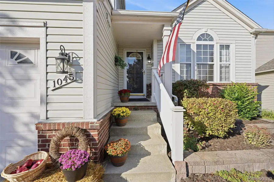 1045 Walcott LN, Howell, MI 48843 - #2