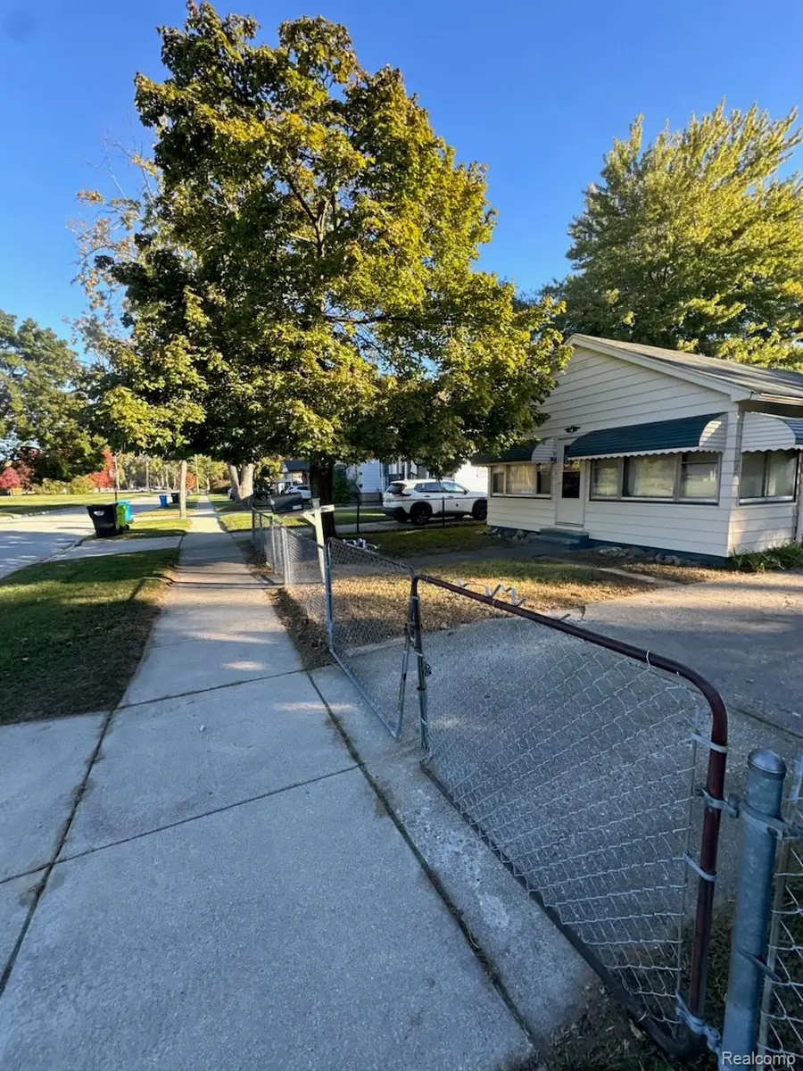 27334 Hales ST, Madison Heights, MI 48071 - #2