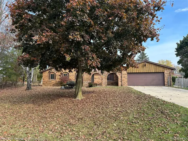 1103 Don Wayne DR, Lapeer, MI 48446