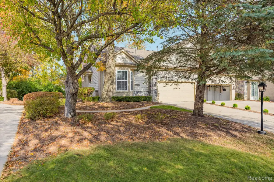 39560 Dun Rovin DR, Northville, MI 48168 - #2