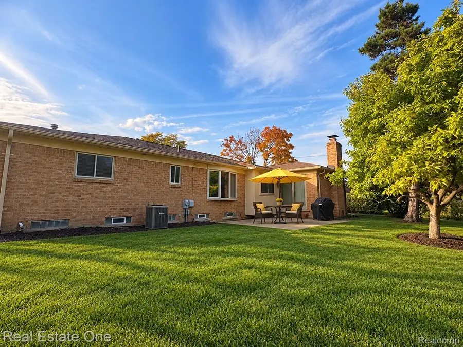 4572 Bonniebrook DR, Troy, MI 48098 - #2