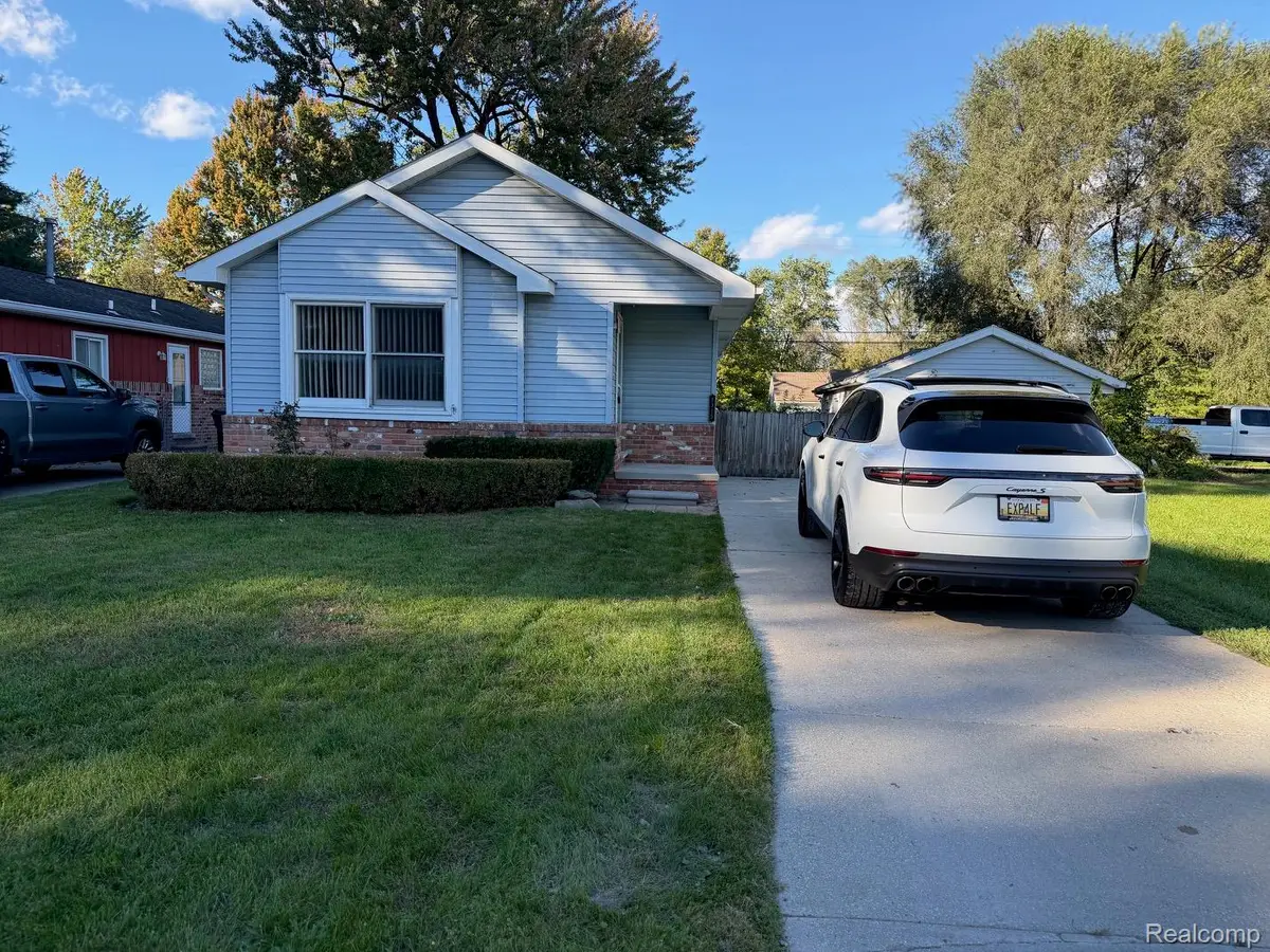 8315 Nancy AVE, Shelby, MI 48317 - #1