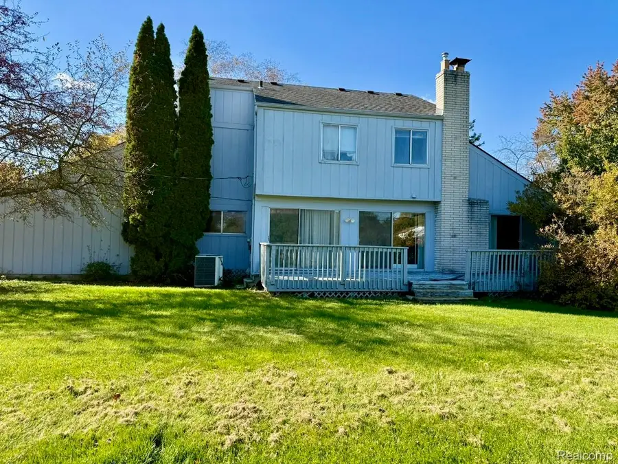 25550 Briarwyke DR, Farmington Hills, MI 48336 - #2