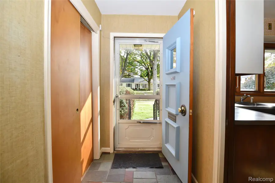 1451 Wrenwood DR, Troy, MI 48084 - #2