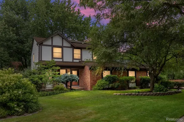 2937 Waterloo DR, Troy, MI 48084