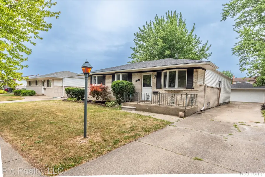 2256 Garry DR, Troy, MI 48083 - #2