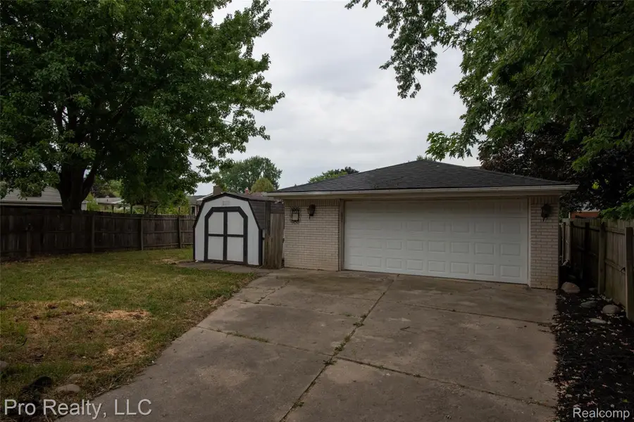 2256 Garry DR, Troy, MI 48083 - #3