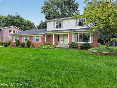 3856 Estates DR, Troy, MI 48084