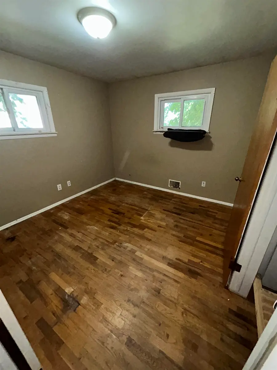 5323 Elmsford DR, Flint, MI 48532 - #2