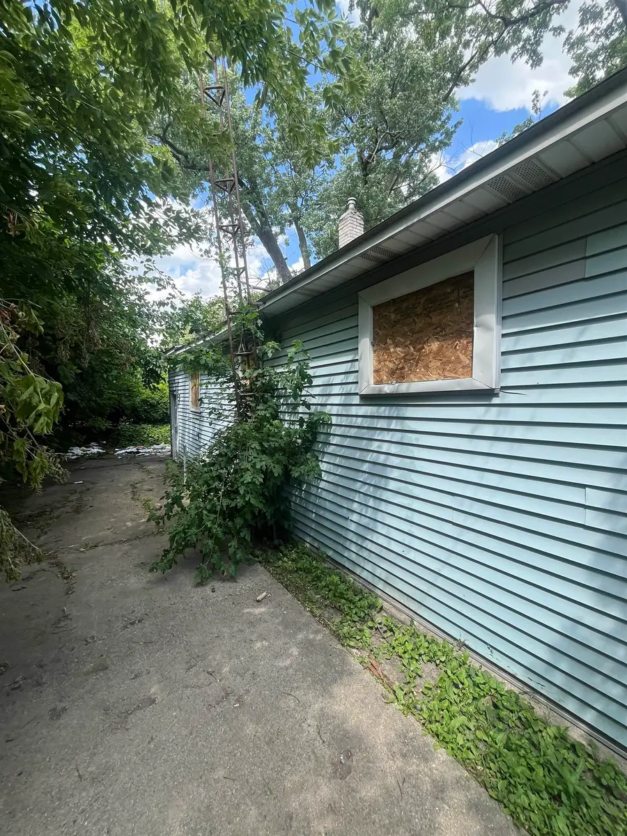 3617 Davison RD, Flint, MI 48506 - #3