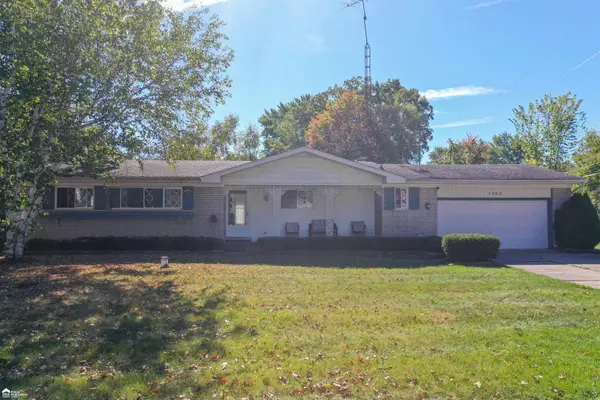 1203 Pickwick PL, Flint, MI 48507