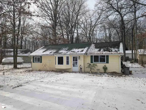 710 Lakeshore DR, Columbiaville, MI 48421