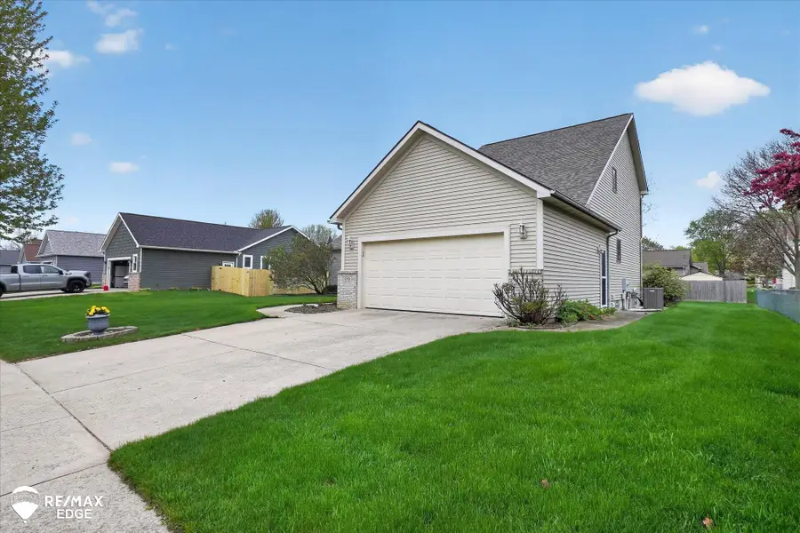 819 Village DR, Davison, MI 48423 - #3