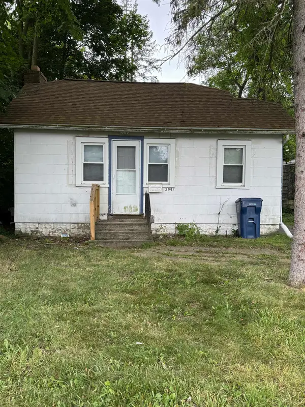 2957 Mackin RD, Flint, MI 48504