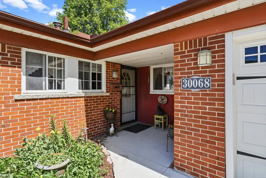 30068 Astor ST, Farmington Hills, MI 48334 - #3