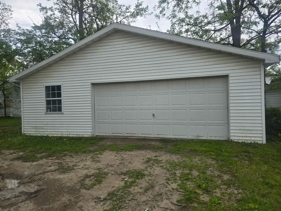 2066 E Bristol RD, Burton, MI 48529 - #2