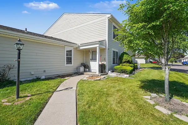 39762 Village Wood CIR, Novi, MI 48375