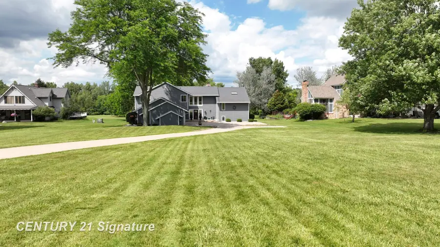 7492 River RD, Flushing, MI 48433 - #2