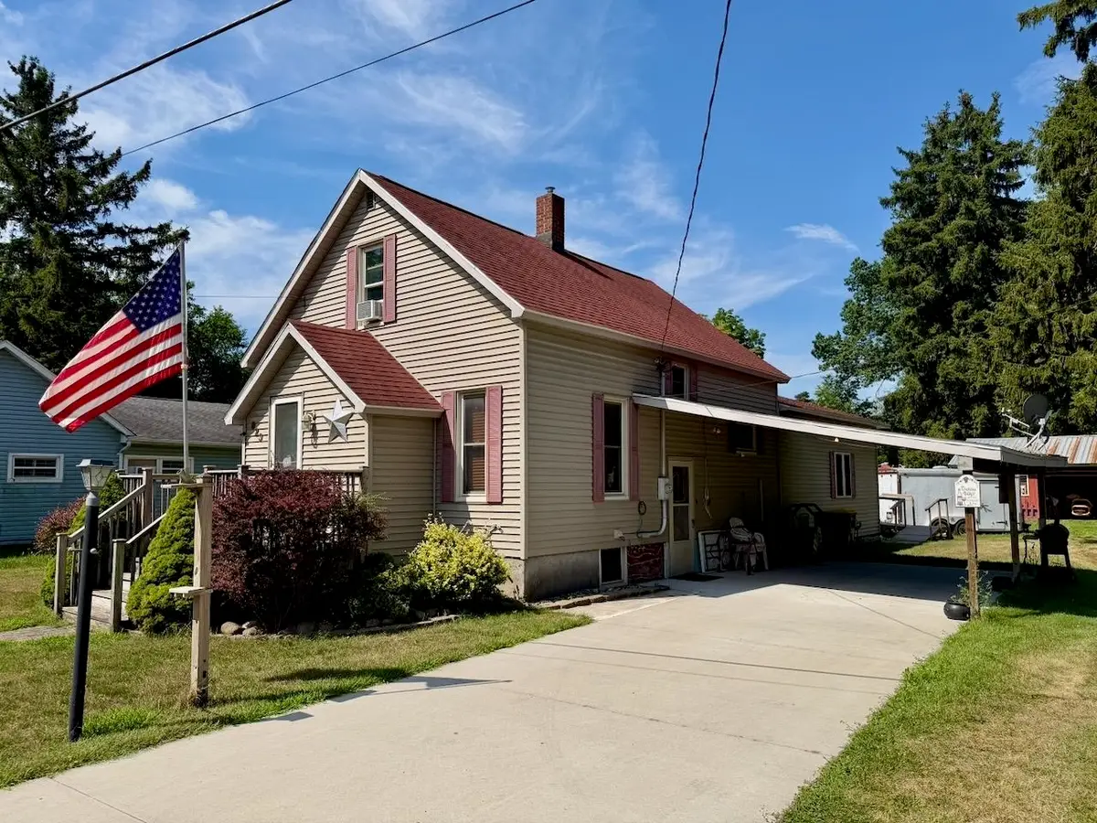 623 N Line ST, Chesaning, MI 48616 - #1